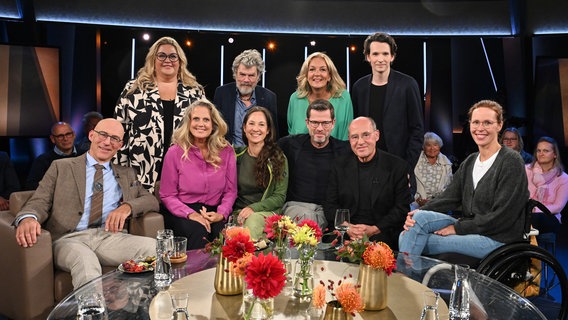 Barbara Schöneberger und Bettina Tietjen im Gruppenbild mit den Gästen der NDR Talk Show am 13. September 2024. © NDR Fernsehen/Uwe Ernst Foto: Uwe Ernst