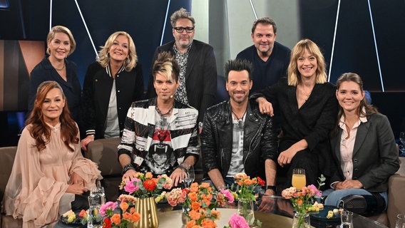 Bettina Tietjen und Martin Rütter im Gruppenbild mit den Gästen der NDR Talk Show am 4. Oktober 2024. © NDR Fernsehen/ Uwe Ernst Foto: Uwe Ernst