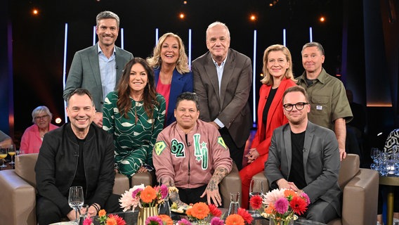 Bettina Tietjen und Hubertus Meyer-Burckhardt im Gruppenbild mit den Gästen der NDR Talk Show am 25. Oktober 2024. © NDR Fernsehen/Uwe Ernst Foto: Uwe Ernst