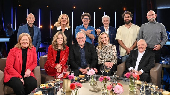 Bettina Tietjen und Atze Schröder im Gruppenbild mit den Gästen der NDR Talk Show am 1. November 2024. © NDR Fernsehen/ Uwe Ernst Foto: Uwe Ernst