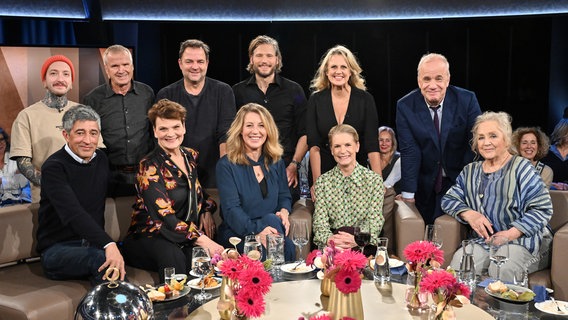 Barbara Schöneberger und Hubertus Meyer-Burckhardt im Gruppenbild mit den Gästen der NDR Talk Show am 22. November 2024. © NDR Fernsehen/Uwe Ernst Foto: Uwe Ernst