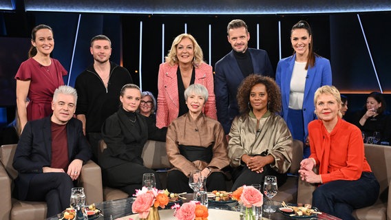 Bettina Tietjen und Esther Sedlaczek im Gruooenbild mit den Gästen der NDR Talk Show am 29. November 2024. © NDR Fernsehen/ Uwe Ernst Foto: Uwe Ernst