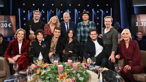 Barbara Schöneberger und Hubertus Meyer-Burckhardt im Gruppenbild mit den Gästen der NDR Talk Show am 13. Dezember 2024. © NDR Fernsehen/ Uwe Ernst Foto: Uwe Ernst