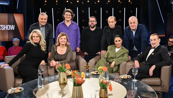 Barbara Schöneberger und Hubertus Meyer-Burckhardt im Gruppenbild mit den Gästen der NDR Talk Show am 10. Januar 2025. © NDR Fernsehen/Uwe Ernst Foto: Uwe Ernst