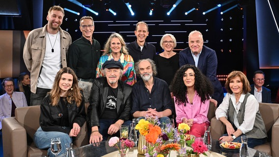 Barbara Schöneberger und Hubertus Meyer-Burckhardt im Gruppenbild mit den Gästren der NDR Talk Show am 24. Januar 2025. © NDR Fernsehen/Uwe Ernst Foto: Uwe Ernst