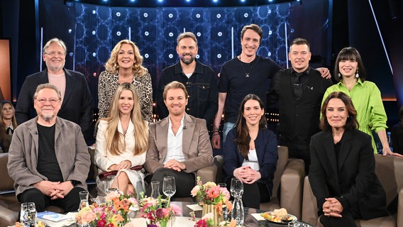 Bettina Tietjen und Steven Gätjen im Gruppenbild mit den Gästen der NDR Talk Show am 31. Januar 2025. © NDR Fernsehen/ Uwe Ernst Foto: Uwe Ernst