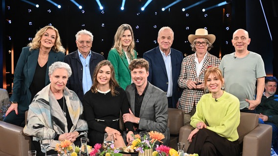 Bettina Tietjen und Hubertus Meyer-Burckhardt im Gruppenbild mit den Gästen der NDR Talk Show am 7. Februar 2025. © NDR Fernsehen/Uwe Ernst Foto: Uwe Ernst