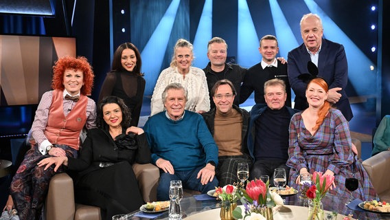 Barbara Schöneberger und Hubertus Meyer-Burckhardt im Gruppenbild mit den Gästen der NDR Talk Show am 21. Februar 2025. © NDR Fernsehen/Uwe Ernst Foto: Uwe Ernst