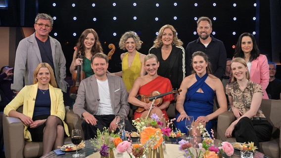 Bettina Tietjen und Steven Gätjen im Gruppenbild mit den Gästen der NDR Talk Show am 7. März 2025. © NDR Fernsehen/ Uwe Ernst Foto: Uwe Ernst