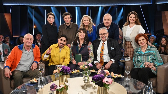 Barbara Schöneberger und Hubertus Meyer-Burckhardt im Gruppenbild mit den Gästen der NDR Talk Show am 14. März 2025. © NDR Fernsehen/Uwe Ernst Foto: Uwe Ernst