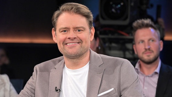 Der Schauspieler und Parodist Max Giermann ist zu Gast in der NDR Talk Show am 7. März 2025. © NDR Fernsehen/ Uwe Ernst Foto: Uwe Ernst