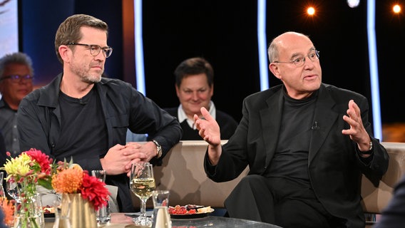 Die Ex-Politiker Karl-Theodor zu Guttenberg und Gregor Gysi sind zu Gast in der NDR Talk Show am 13. September 2024. © NDR Fernsehen/Uwe Ernst Foto: Uwe Ernst