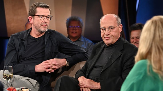 Die Ex-Politiker Karl-Theodor zu Guttenberg und Gregor Gysi sind zu Gast in der NDR Talk Show am 13. September 2024. © NDR Fernsehen/Uwe Ernst Foto: Uwe Ernst