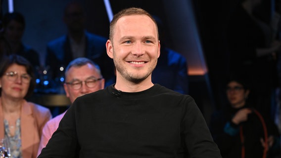 Der Comedian und Autor André Herrmann ist zu Gast in der NDR Talk Show am 21. Juni 2024. © NDR Fernsehen/Uwe Ernst Foto: Uwe Ernst