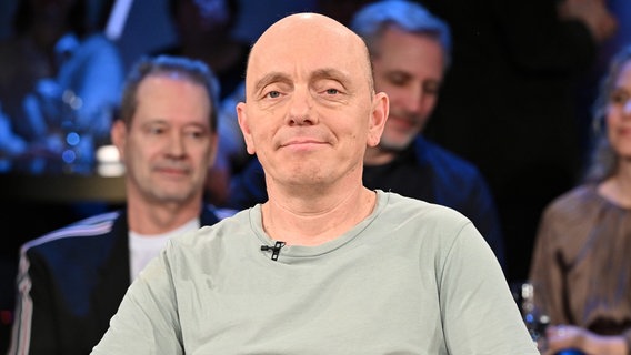 Der Comedian Bernhard Hoëcker ist zu Gast in der NDR Talk Show am 7. Februar 2025. © NDR Fernsehen/Uwe Ernst Foto: Uwe Ernst