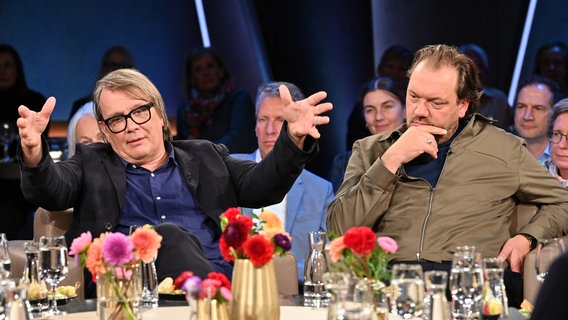 Der Schauspieler und Filmemacher Charly Hübner und der Musiker und Schriftsteller Sven Regener sind zu Gast in der NDR Talk Show am 27. September 2024. © NDR Fernsehen/Uwe Ernst Foto: Uwe Ernst