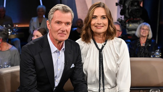 Die Fotografin Jenny Jürgens und DJ John Jürgens sind zu Gast in der NDR Talk Show am 27. September 2024. © NDR Fernsehen/Uwe Ernst Foto: Uwe Ernst