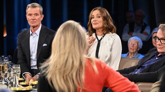 Die Fotografin Jenny Jürgens und DJ John Jürgens sind zu Gast in der NDR Talk Show am 27. September 2024. © NDR Fernsehen/Uwe Ernst Foto: Uwe Ernst