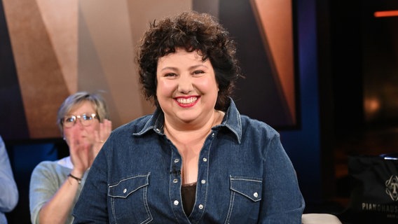 Die Schauspielerin und Comedienne Meltem Kaptan ist zu Gast in der NDR Talk Show am 27. September 2024. © NDR Fernsehen/Uwe Ernst Foto: Uwe Ernst