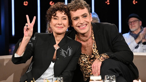 Die Schauspielerin Maria Ketikidou und der Schauspieler Enrique Fiß sind zu Gast in der NDR Talk Show am 13. Dezember 2024. © NDR Fernsehen/ Uwe Ernst Foto: Uwe Ernst