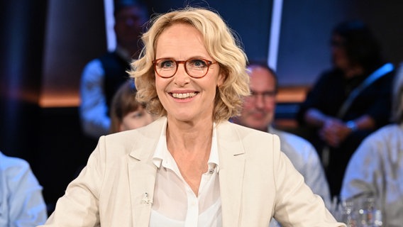 Die Schauspielerin Juliane Köhler ist zu Gast in der NDR Talk Show am 2. August 2024. © NDR Fernsehen/ Uwe Ernst Foto: Uwe Ernst