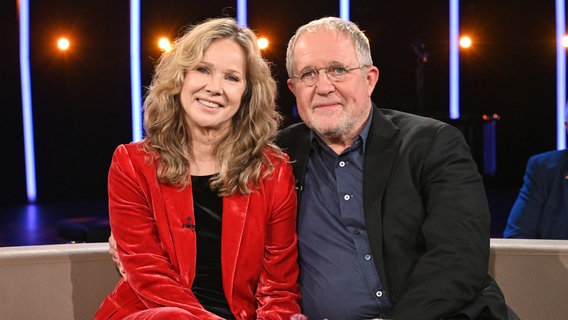 Das Schauspielpaar Ann-Kathrin Kramer und Harald Krassnitzer ist zu Gast in der NDR Talk Show am 1. November 2024. © NDR Fernsehen/ Uwe Ernst Foto: Uwe Ernst