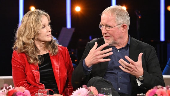 Das Schauspielpaar Ann-Kathrin Kramer und Harald Krassnitzer ist zu Gast in der NDR Talk Show am 1. November 2024. © NDR Fernsehen/ Uwe Ernst Foto: Uwe Ernst