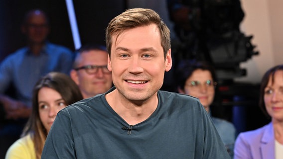 Der Schauspieler David Kross ist zu Gast in der NDR Talk Show am 30. August 2024. © NDR Fernsehen/Uwe Ernst Foto: Uwe Ernst