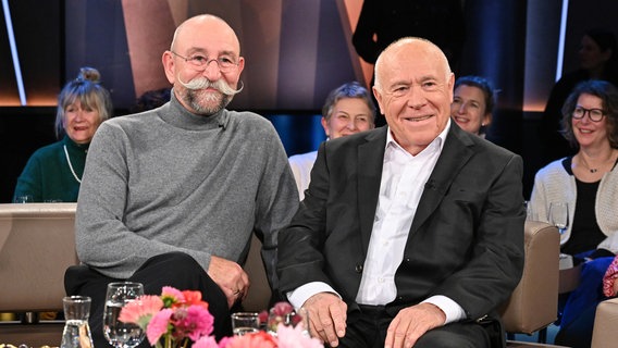 Der Moderator Horst Lichter und der Unternehmer Helmar Broich sind gemeinsam zu Gast in der NDR Talk Show am 1. November 2024. © NDR Fernsehen/ Uwe Ernst Foto: Uwe Ernst