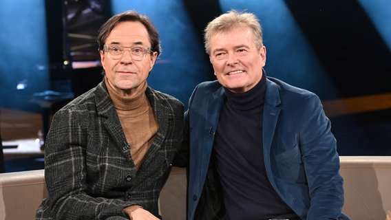 Der Schauspieler Jan Josef Liefers und der Schlafmediziner Ingo Fietze sind zu Gast in der NDR Talk Show am 21. Februar 2025. © NDR Fernsehen/Uwe Ernst Foto: Uwe Ernst