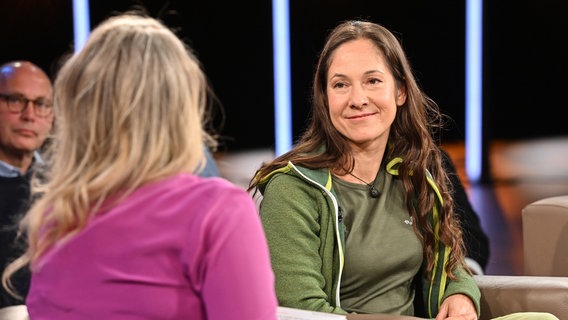 Die Vulkanexpertin und Expeditionsfotografin Ulla Lohmann ist zu Gast in der NDR Talk Show am 13. September 2024. © NDR Fernsehen/Uwe Ernst Foto: Uwe Ernst