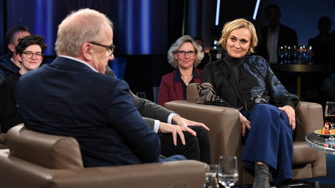 Moderatorin Und Journalistin Caren Miosga Ndr De Fernsehen Sendungen A Z Ndr Talk Show