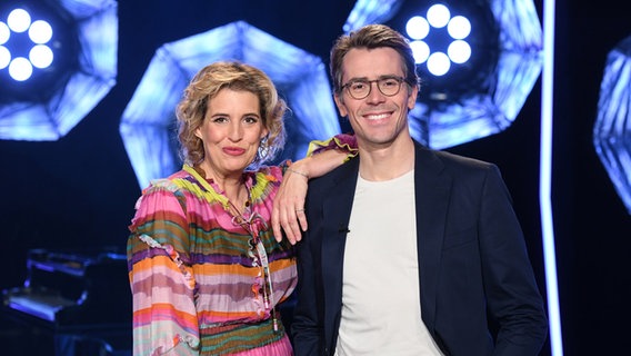 Elena Uhlig  und Johannes Wimmer sind die Moderatoren der NDR Talk Show am 11. November 2022. © NDR Fernsehen/Uwe Ernst Foto: Uwe Ernst