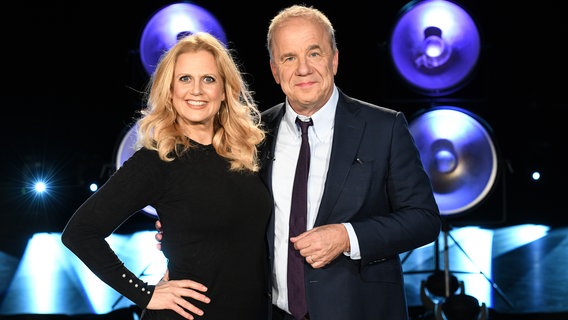 Barbara Schöneberger und Hubertus Meyer-Burckhardt sind die Moderatoren der NDR Talk Show. © NDR Fernsehen/Uwe Ernst Foto: Uwe Ernst