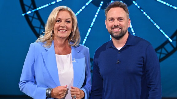 Bettina Tietjen und Steven Gätjen sind das Moderatoren-Duo der NDR Talk Show am 12. Juli 2024. © NDR Fernsehen/ Uwe Ernst Foto: Uwe Ernst