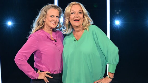 Barbara Schöneberger und Bettina Tietjen sind die Moderatorinnen der NDR Talk Show am 13. September 2024. © NDR Fernsehen/Uwe Ernst Foto: Uwe Ernst