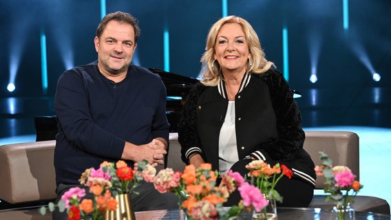 Bettina Tietjen und Martin Rütter sind die Moderatoren der NDR Talk Show am 4. Oktober 2024. © NDR Fernsehen/ Uwe Ernst Foto: Uwe Ernst