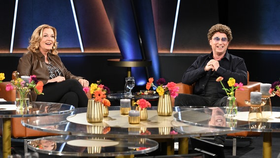 Bettina Tietjen und Atze Schröder im Studio der NDR Talk Show am 1. April 2022. © NDR Fernsehen/ Uwe Ernst Foto: Uwe Ernst