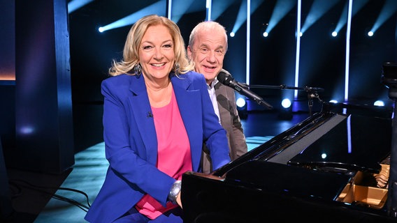 Bettina Tietjen und Hubertus Meyer-Burckhardt sind die Moderatoren der NDR Talk Show am 25. Oktober 2024. © NDR Fernsehen/Uwe Ernst Foto: Uwe Ernst