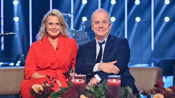 Barbara Schöneberger und Hubertus Meyer-Burckhardt sind die Moderatoren der NDR Talk Show am 6. Dezember 2024. © NDR Fernsehen/Uwe Ernst Foto: Uwe Ernst