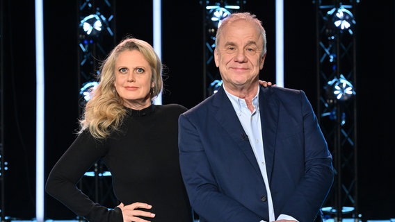 Barbara Schöneberger und Hubertus Meyer-Burckhardt sind die Moderatoren der NDR Talk Show am 10. Januar 2025. © NDR Fernsehen/Uwe Ernst Foto: Uwe Ernst