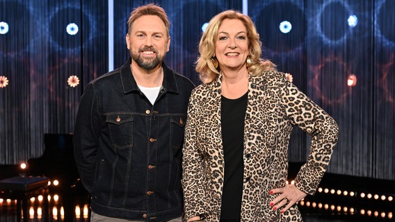 Bettina Tietjen und Steven Gätjen sind das Moderatoren-Duo der NDR Talk Show am 31. Januar 2025. © NDR Fernsehen/ Uwe Ernst Foto: Uwe Ernst