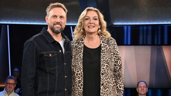 Bettina Tietjen und Steven Gätjen sind das Moderatoren-Duo der NDR Talk Show am 31. Januar 2025. © NDR Fernsehen/ Uwe Ernst Foto: Uwe Ernst