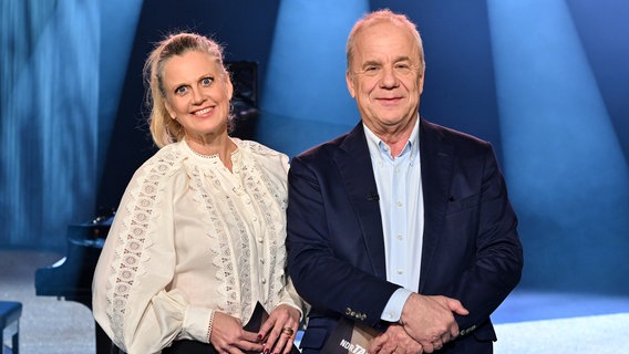 Barbara Schöneberger und Hubertus Meyer-Burckhardt sind die Moderatoren der NDR Talk Show am 21. Februar 2025. © NDR Fernsehen/Uwe Ernst Foto: Uwe Ernst