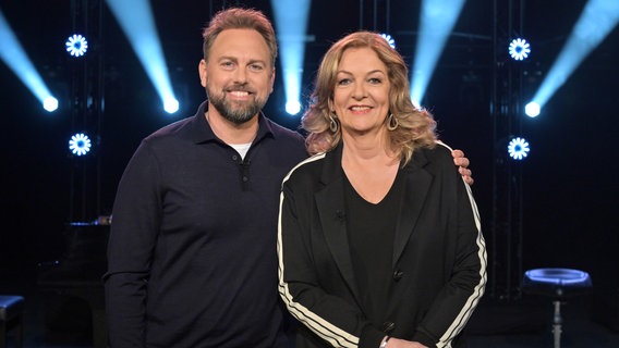 Bettina Tietjen und Steven Gätjen sind das Moderatoren-Duo der NDR Talk Show am 7. März 2025. © NDR Fernsehen/ Uwe Ernst Foto: Uwe Ernst