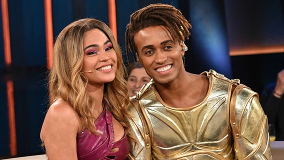 Die "Hercules"-Musicalstars Benét Monteiro und Mae Ann Jorolan sind zu Gast in der NDR Talk Show am 12. Juli 2024. © NDR Fernsehen/ Uwe Ernst Foto: Uwe Ernst