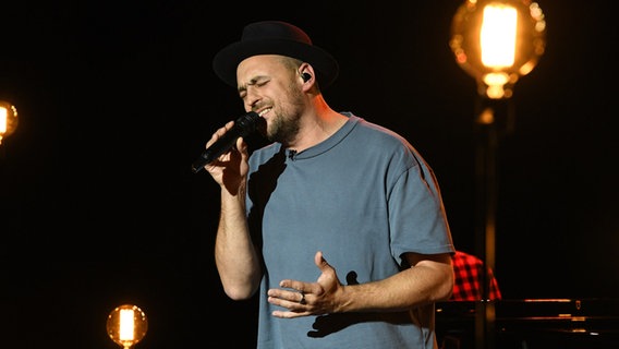 Der Musiker Max Mutzke  singt in der NDR Talk Show am 22. Oktober 2021. © NDR Fernsehen/Uwe Ernst Foto: Uwe Ernst