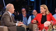 Die Schauspielerin und Autorin Caroline Peters ist zu Gast in der NDR Talk Show am 25. Oktober 2024. © NDR Fernsehen/Uwe Ernst Foto: Uwe Ernst