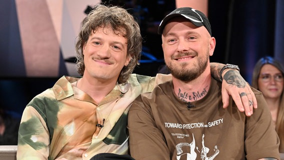 Die Köche und Unternehmer Johannes Riffelmacher und Thomas Kosikowski sind zu Gast in der NDR Talk Show am 19. Juli 2024. © NDR Fernsehen/Uwe Ernst Foto: Uwe Ernst