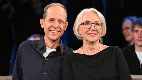 Der Autor Stephan Schäfer und seine Mutter Ulrike Merz sind zu Gast in der NDR Talk Show am 24. Januar 2025. © NDR Fernsehen/Uwe Ernst Foto: Uwe Ernst